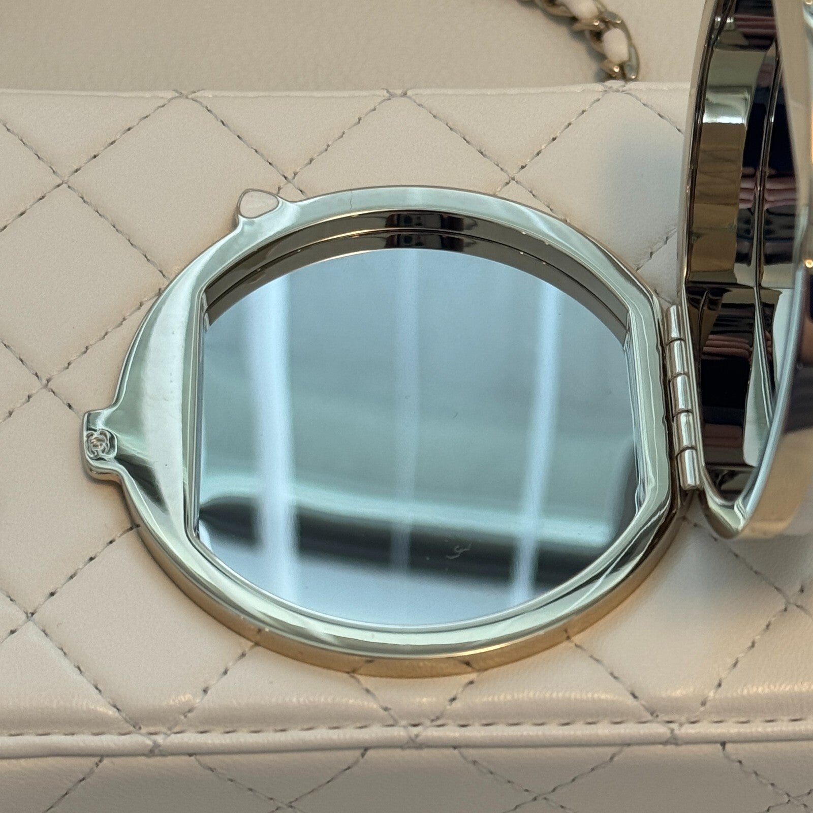 Last Sale CHANEL matelasse lambskin Chein Shoulder 24S White  Crossbody Bag 【SS】
