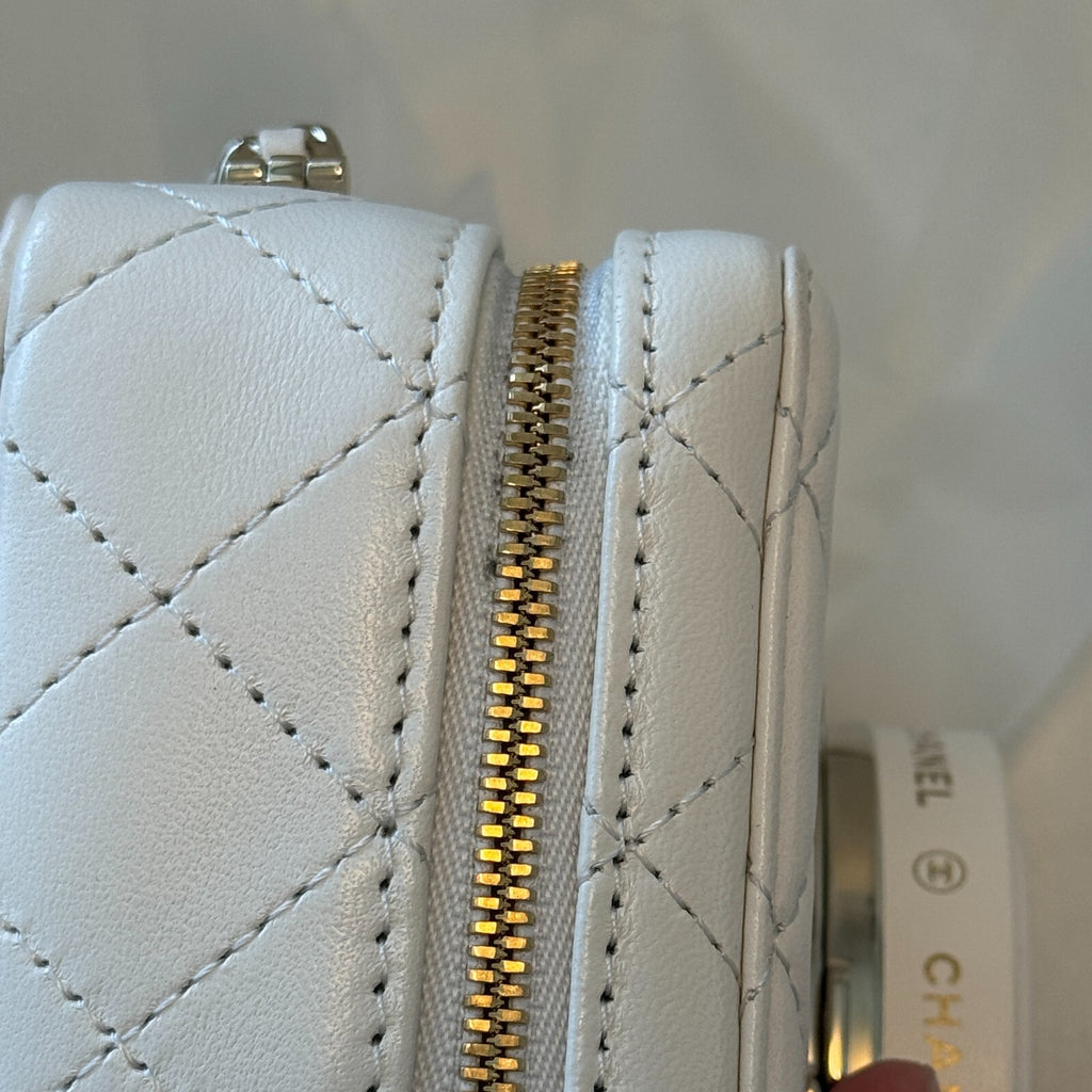 Last Sale CHANEL matelasse lambskin Chein Shoulder 24S White  Crossbody Bag 【SS】