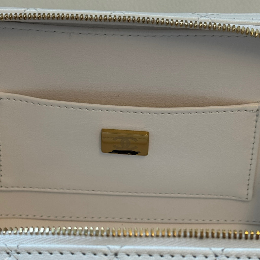 Last Sale CHANEL matelasse lambskin Chein Shoulder 24S White  Crossbody Bag 【SS】