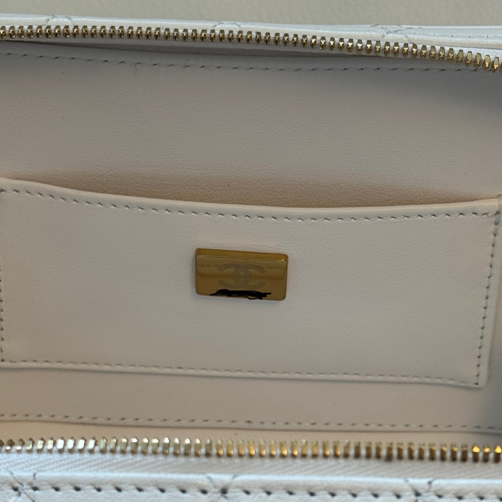 Last Sale CHANEL matelasse lambskin Chein Shoulder 24S White  Crossbody Bag 【SS】