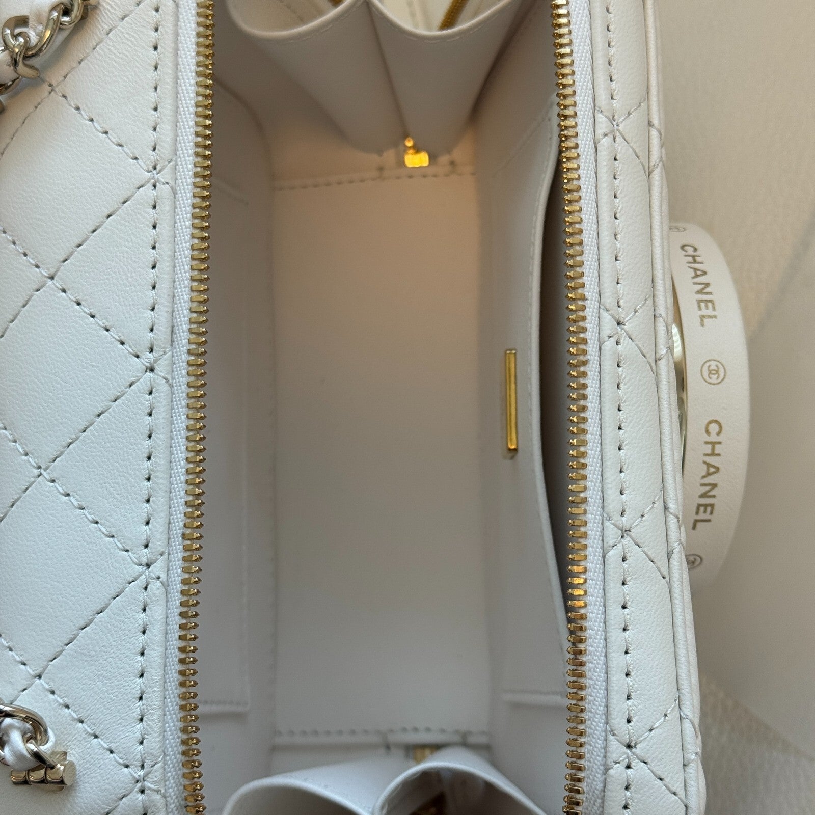 Last Sale CHANEL matelasse lambskin Chein Shoulder 24S White  Crossbody Bag 【SS】