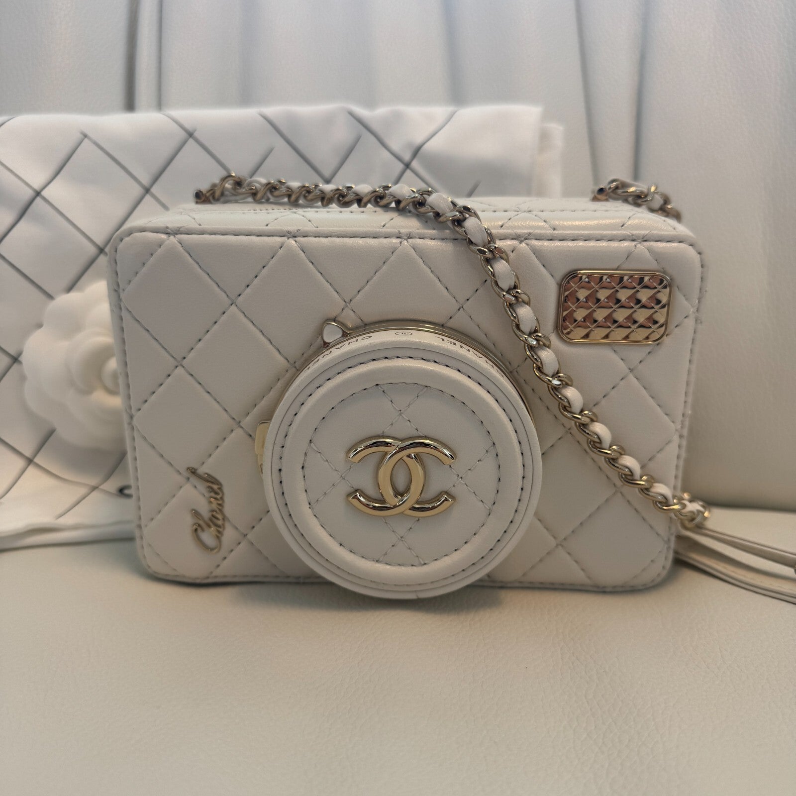 Last Sale CHANEL matelasse lambskin Chein Shoulder 24S White  Crossbody Bag 【SS】