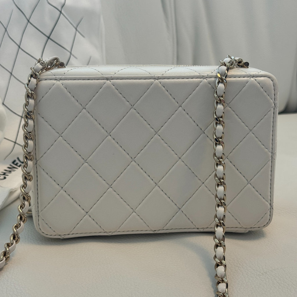 Last Sale CHANEL matelasse lambskin Chein Shoulder 24S White  Crossbody Bag 【SS】
