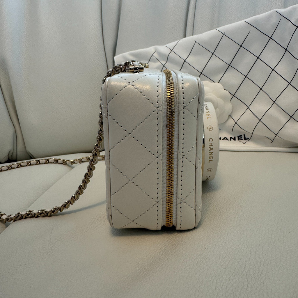 Last Sale CHANEL matelasse lambskin Chein Shoulder 24S White  Crossbody Bag 【SS】