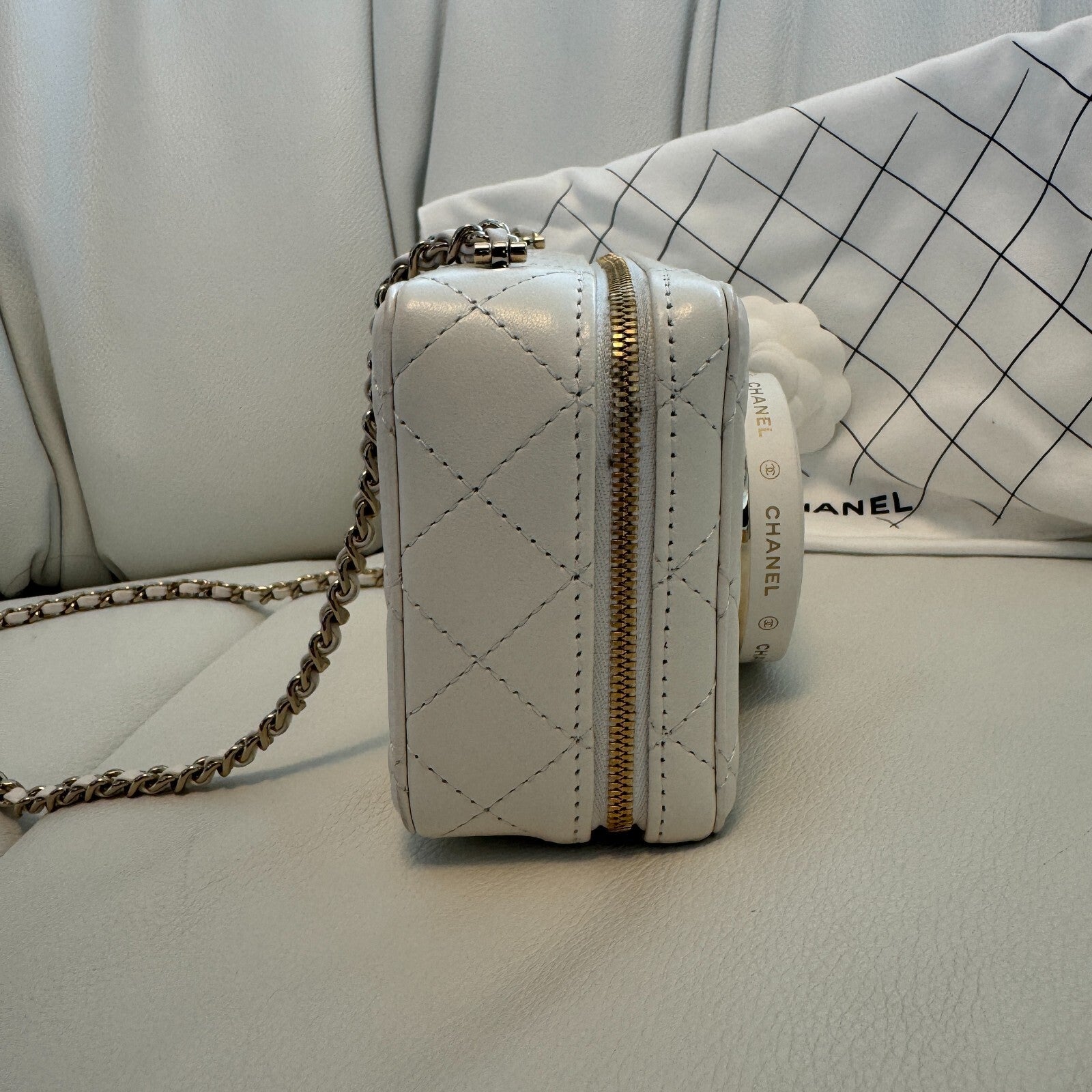 Last Sale CHANEL matelasse lambskin Chein Shoulder 24S White  Crossbody Bag 【SS】