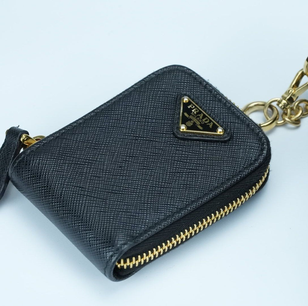 Prada Re-Edition 2005 Saffiano Leather Shoulder Bag in Black with Gold Hardware
