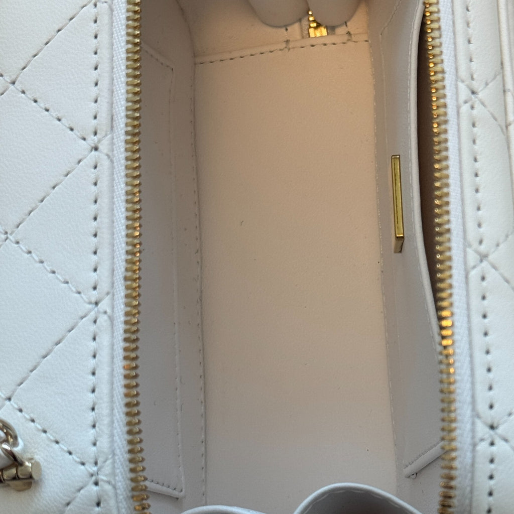 Last Sale CHANEL matelasse lambskin Chein Shoulder 24S White  Crossbody Bag 【SS】