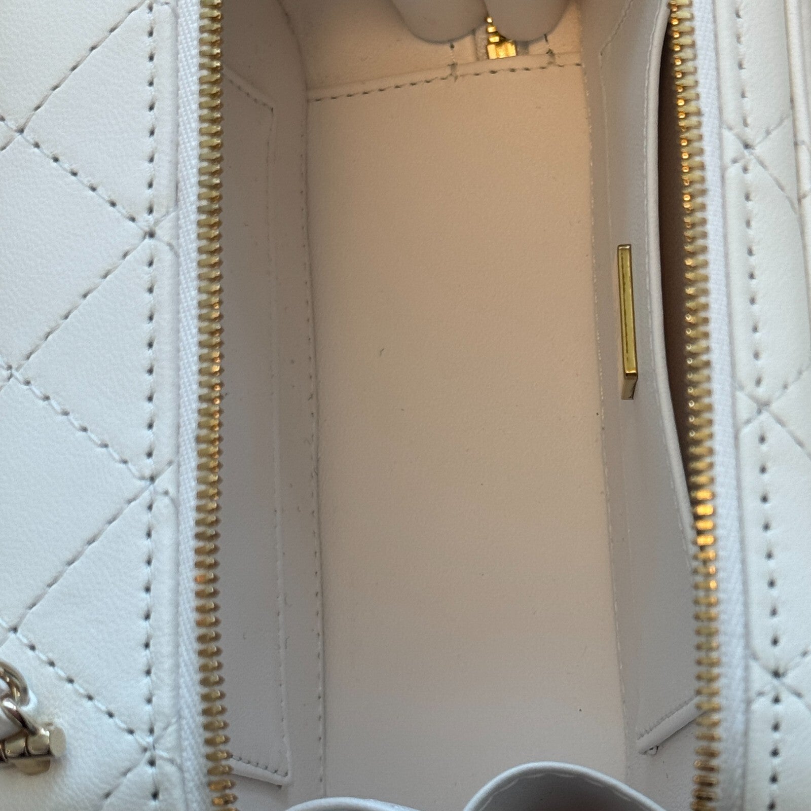 Last Sale CHANEL matelasse lambskin Chein Shoulder 24S White  Crossbody Bag 【SS】