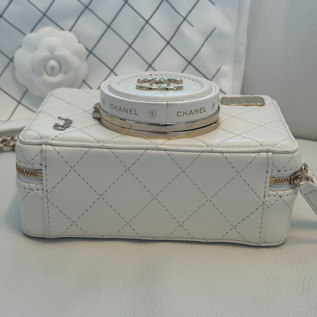 Last Sale CHANEL matelasse lambskin Chein Shoulder 24S White  Crossbody Bag 【SS】