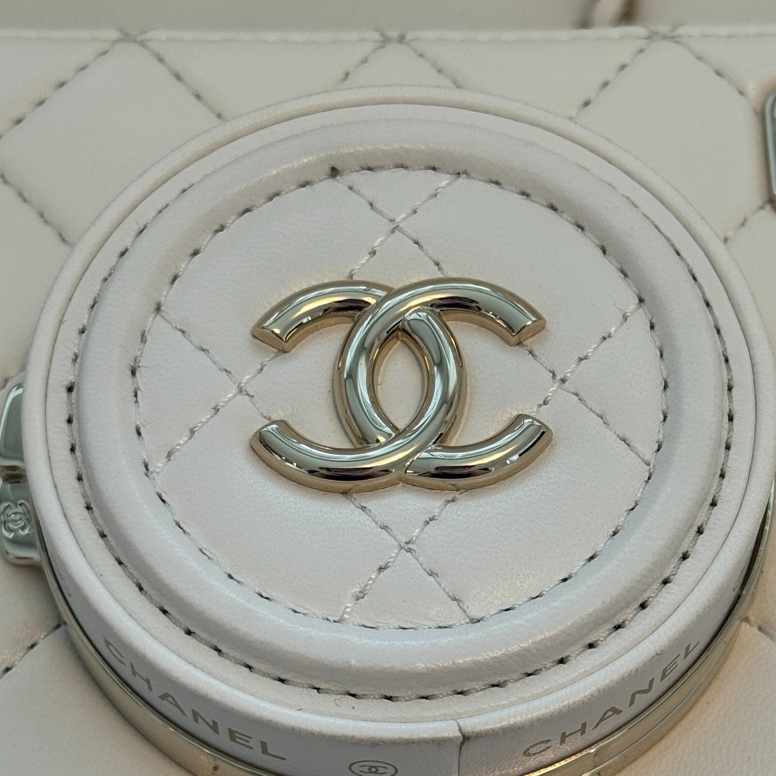 Last Sale CHANEL matelasse lambskin Chein Shoulder 24S White  Crossbody Bag 【SS】