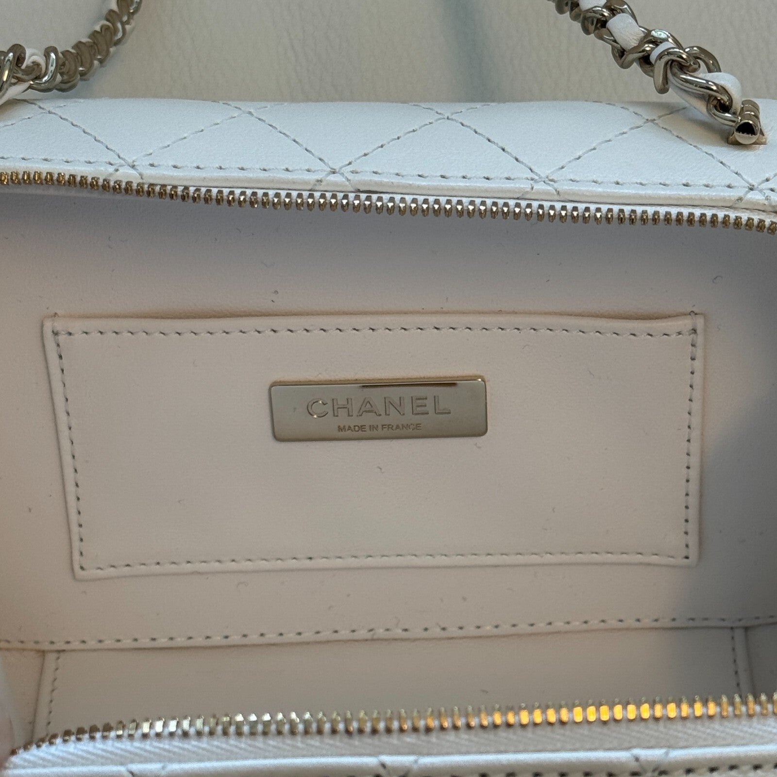 Last Sale CHANEL matelasse lambskin Chein Shoulder 24S White  Crossbody Bag 【SS】