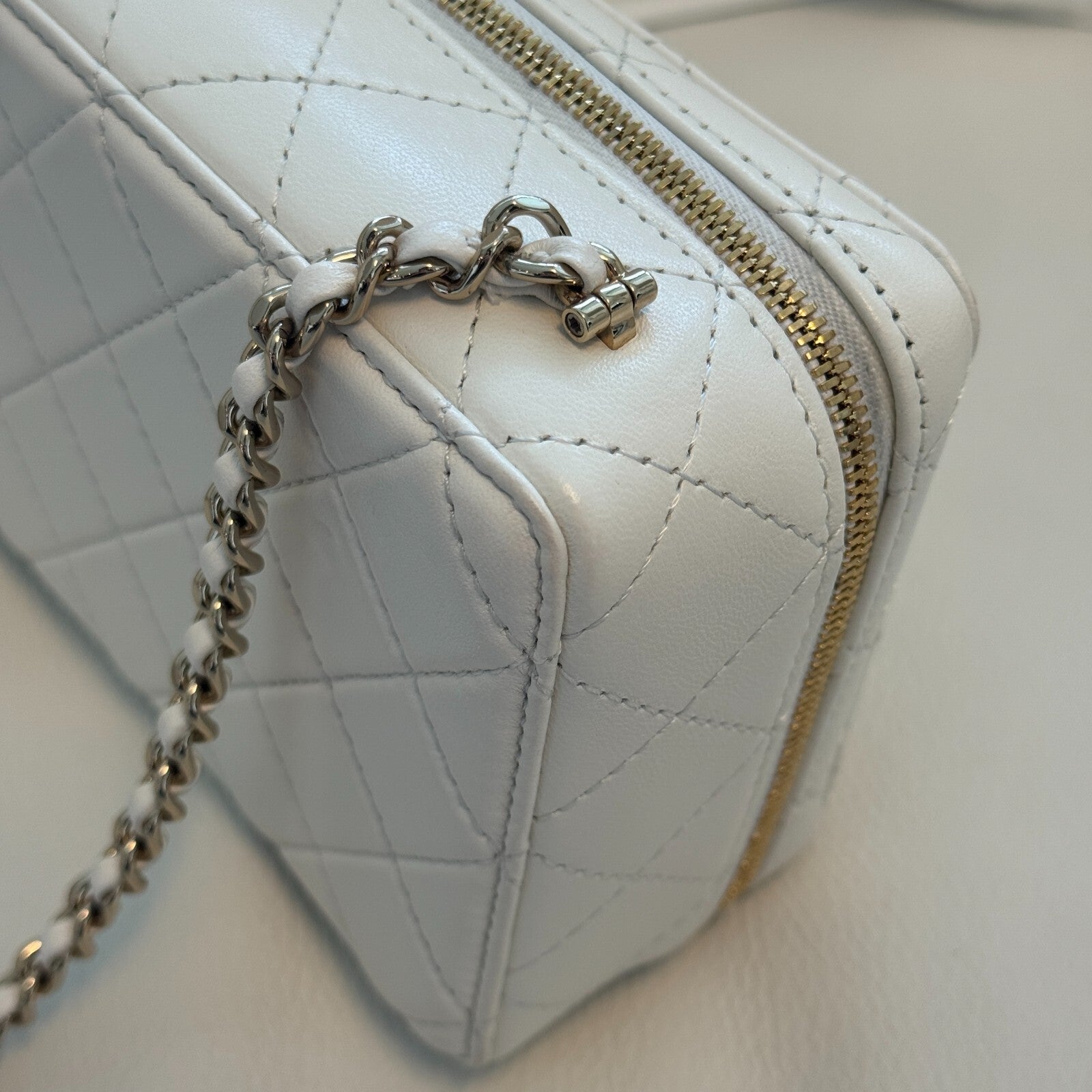 Last Sale CHANEL matelasse lambskin Chein Shoulder 24S White  Crossbody Bag 【SS】